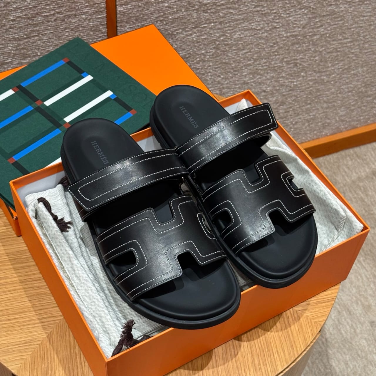 Sandales Chypre Hermès Noir Ébène / Couture Blanche