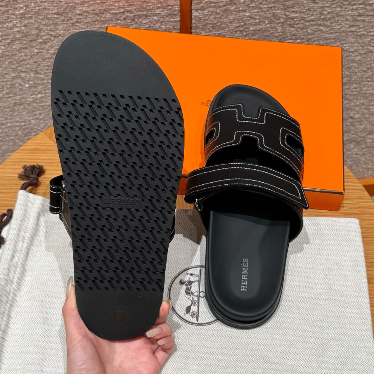 Sandales Chypre Hermès Noir Ébène / Couture Blanche