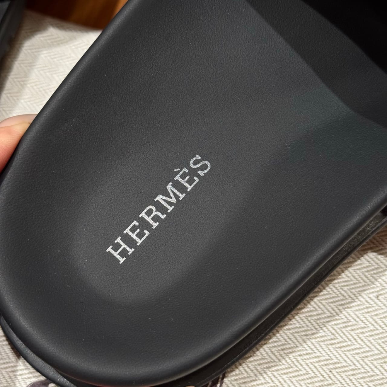 Sandales Chypre Hermès Noir Ébène / Couture Blanche